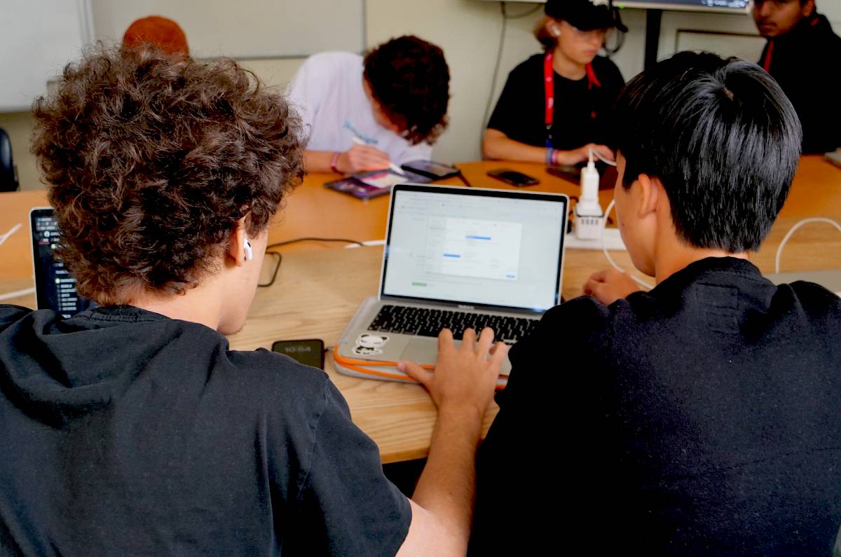 ISSFT CODING STUDENTS IN FRONT OF A LAPTOP