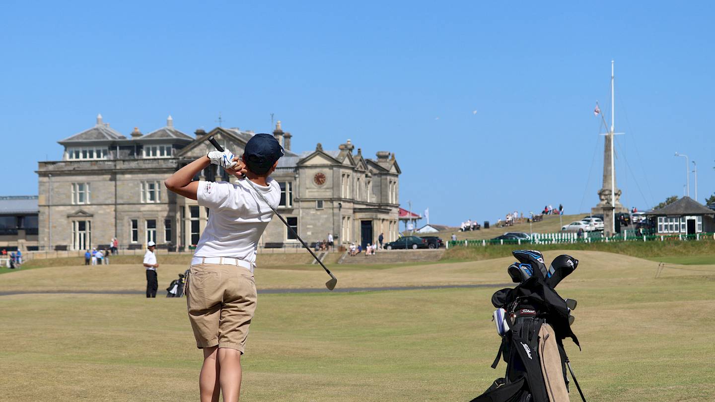 ISSFT student playing golf at St. Andrews