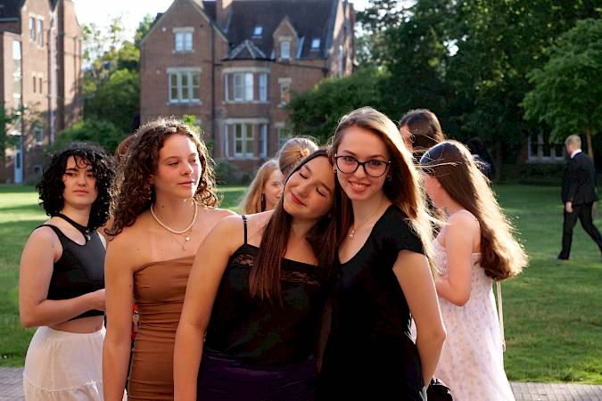 oxford summer school students standing in from of bordelian library